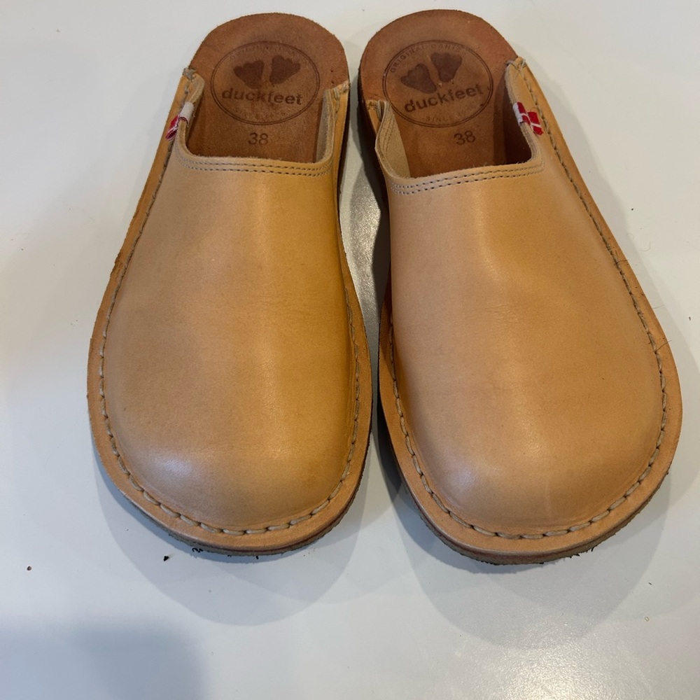Duckfeet Women's Classic Tan Leather Clogs - Like New